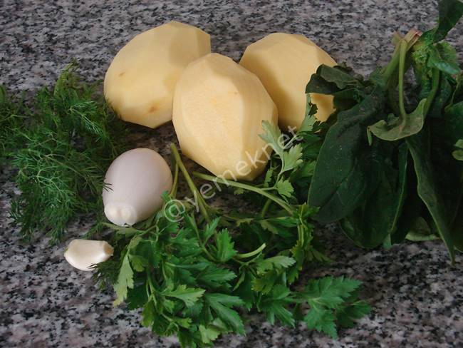 Yeşil Otlu Patates Çorbası - Yapılışı (1/8) 